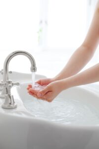 水を手で溜めているイメージ