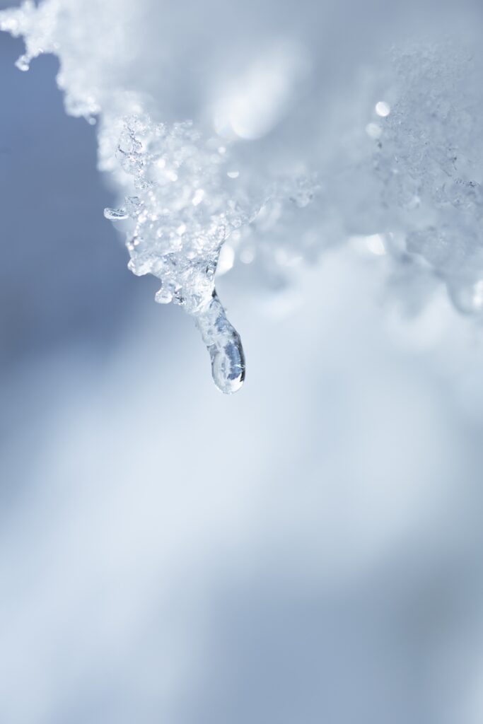 雪が溶けて水滴になるイメージ